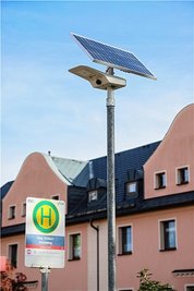 Die neue Leuchte steht an einer Bushaltestelle auf dem Auer Eichert.