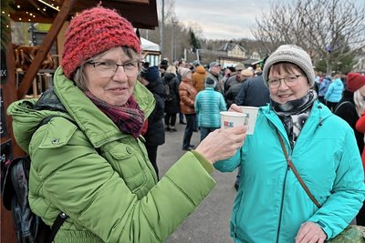 Gabriele Klitzsch aus Hohndorf (li.) und ihre Schwester Evelyn Pischel aus Bernsdorf sind begeistert vom Wintermarkt in Oelsnitz. 
