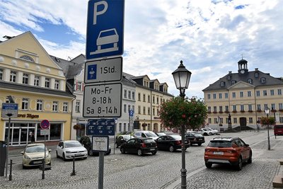 Die Parkplätze am Markt in Hainichen. Kostenlos kann man hier an den Rändern eine Stunde parken.