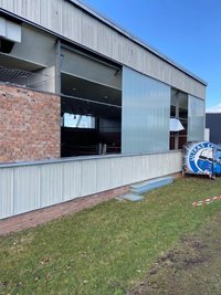 Die Seitenwände der Boxhalle im Sportforum Chemnitz wurden durch starke Windböen beschädigt.
