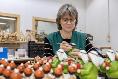 Ramona Weidmüller baut die Räuchermänner zusammen und bemalt sie. Hier wird auch Räuchermann Max mit der Dubai-Schokolade geboren. Zunächst startet das Unternehmen die Serie mit 200 Stück.