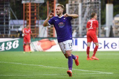 Aues Pascal Köpke bejubelt sein Tor zum 1:0.