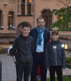 Der Kreiselternratsvorsitzende Ricky Auerswald mit dem 15-jährigen Jordy (l.) und dem zwölfjährigen Philipp (r). Sie besuchen beide das Stollberger Gymnasium. 