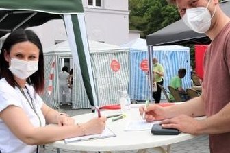 635 Menschen in Oederan geimpft - Die Schönerstädter Landtagsabgeordnete Susan Leithoff (l.) begrüßt Enrico Schulze und nimmt die erforderlichen Daten auf.