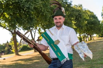 64. Auflage für Vogelschießen in Niederlauterstein - Daniel Wohlgemuth nach seinem Gewinn 2022. Der amtierende Schützenkönig wird am Sonntag, 12 Uhr, abgeholt.