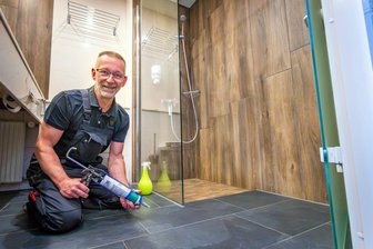 64 Bäder im Alleingang: Hotel im Erzgebirge verschafft Handwerker Mammutauftrag - Fliesenleger Thomas Hertwig hat 64 Bäder im Seiffener Hotel Wettiner Höhe erneuert.