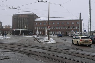 64 Millionen Euro: Zwickauer Stadtrat beschließt Mega-Bauvorhaben - Viele Schlaglöcher und Gleise, auf denen seit Jahren keine Straßenbahn mehr fährt: Mit dieser Trostlosigkeit auf dem Bahnhofsvorplatz soll es in einigen Jahren vorbei sein.