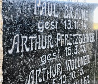 Der Name von Arthur Pfretzschner ist auf dem Denkmal für die Gefallenen des Ersten Weltkrieges an der Wehrkirche in Triebel in Stein gemeißelt. 