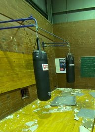 In der Boxhalle fielen Platten der Zwischendecke auf den Holzboden. Die Halle ist vorerst gesperrt.