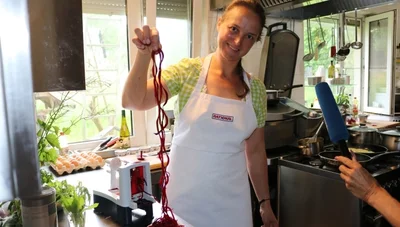 Mandy Hirsch präsentiert ihre Rote-Beete-Spaghetti, die sie für ihr Wettbewerbsgericht zubereitet hat.