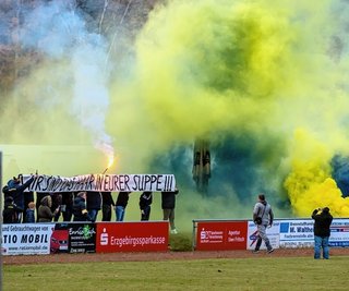 Nicht nur auf dem Rasen ging es beim Derby zwischen Motor Zschopau und Krumhermersdorf heiß her. 