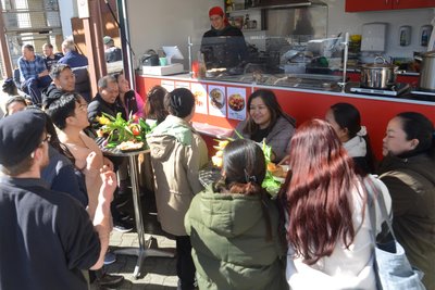 Bei den Gästen ist der „Philippinischer Imbiss" gerade zum Mittagessen sehr begehrt.