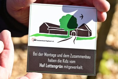 Ein Schild weist auf die Nistkästen im Waldgebiet hin.