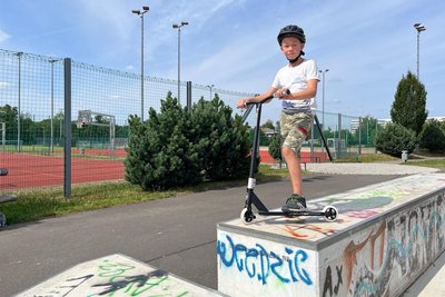 Vova kommt gern mit seinem Roller auf die Skaterbahn am Platz der Einheit in Freiberg. Hier übt er seine Sprünge.