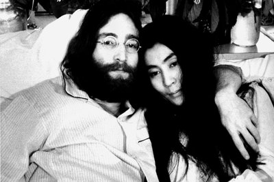 John Lennon und seine Frau Yoko Ono.