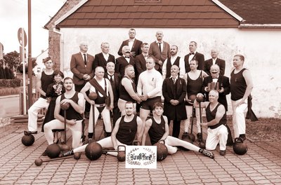 "Jugendkraft" 2023: Hinten von links Maik Schaarschmidt, René Schreiter; 2. Reihe von links Jörg Otto, Lutz Salevsky, Roland Lämmel, Björn Lehnert, Johannes Mai, Sven Spielmann, Detlef Kolditz; 3. Reihe von links Felix Franke, Sybille Lorenz, Wilfried Richter, Christian Klotz, Rico Richter, Lucas Kästel, Carsten Einhorn, Jens Emmrich, Hans-Georg Rachner, Jens Fischer; vorn von links Martin Penzis, Martin Stöckel, Pascal Groß, Thomas Schmidt. 