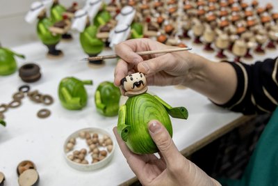 Der rundliche Körper von Räuchermann Max ist der Prototyp. Das Zubehör variiert. Daher ist Max wandelbar und es können immer wieder neue Männle entstehen.
