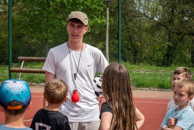 In die Rolle des Fußballtrainers ist Josh Brückner mittlerweile hineingewachsen.