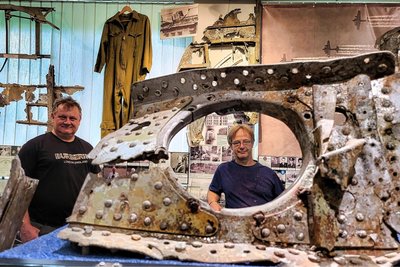 Petr Frank (l.) und Jan Zdiarsky im Luftschlacht-Museum von Kovářská (Schmiedeberg). Mit dem rätselhaften Fund der Fliegerkombi im Hintergrund begann für die beiden alles.