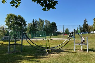 Am Bolzplatz auf dem Wasserberg gibt es auch ein paar Spiel- und Bewegungselemente. Beliebt sind auch die Spielplätze im Tierpark und am Waldbad und die beiden neuen in Zug und im Stadtmauergraben.