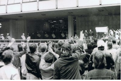 Am 7. Oktober 1989 vor dem Rathaus: Polizei war mit Schutzhelmen, Schild und Schlagstöcken aufgezogen.