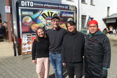 Die Mitarbeiter des „Philippinischen Imbisses" arbeiten Hand in Hand.