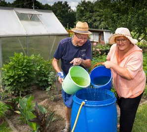 Der Niederschlag kam rechtzeitig: Joachim Störzel füllt gemeinsam mit Gartendoktor Katrin Keiner das leere Fass auf seiner Scholle im Verein "Lützelhöhe" in Frankenberg.
