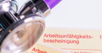 Wieder ein Krankenschein: Coronainfektionen von Beschäftigten und Chefs machen derzeit vielen mittelsächsischen Unternehmen zu schaffen. 