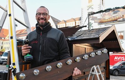 Axel Kunze aus Großenhain verkauft Glühwein in seinem Kupferkessel: "Ich bin gern in Freiberg, liebe das Publikum, meine Stammgäste sind schon wie meine." 