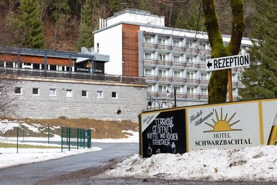 Das Hotel Schwarzbachtal im Tal der Landesgemeinde bei Erlbach.