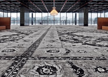 <p class="artikelinhalt">Die Installation des in New York lebenden Malers und Installationskünstlers Rudolf Stingel in der Neuen Nationalgalerie in Berlin. Der Riesenteppich in elf Grautönen aus der Oelsnitzer Halbmond füllt die gesamte Mies-van-der-Rohe-Halle aus. </p>