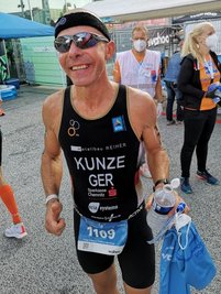 Überglücklich im Ziel: Der Limbach-Oberfrohnaer Triathlet Alexander Kunze wurde im niederländischen Almere Vizeweltmeister in seiner Altersklasse. Der 49-Jährige kam nach neun Stunden und 13 Minuten an. 