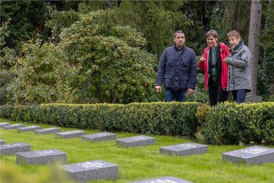 Steinmetz Markus Schmidt, Pfarrerin Nikola Schmutzler und Sabine Schlosser vom städtischen Grünflächenamt sind mit dem Ergebnis zufrieden.