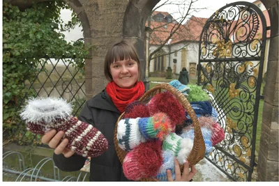 Bald ist Adventsmarkt am Dom. Wilhelmine Koch mit Bettsocken, gespendet von Heidi Leibelt.