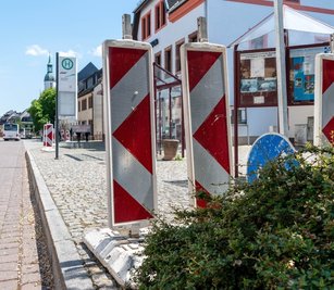 Die Absperrbaken künden bereits die Bauarbeiten am Rochlitzer Busbahnhof an.