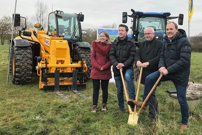 Christin Drewniok (von links) von der Chemnitzer Planungsfirma cprojekt ingenieure, Agrartechnik-Geschäftsfüher Dr. Marcus Bertelsmeier, Halsbrückes Bürgermeister Andreas Beger (CDU) und Agrartechnik-Geschäftsführer Ralph Bertelsmeier führten den ersten Spatenstich im Gewerbegebiet Niederschöna aus.