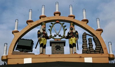 Der Schwibbogen von Bernd Roscher steht an der Hauptstraße, für jedermann gut sichtbar. 