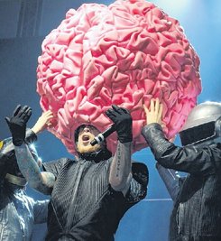 Haben da was am Kopf: Deichkind in der Messe Dresden