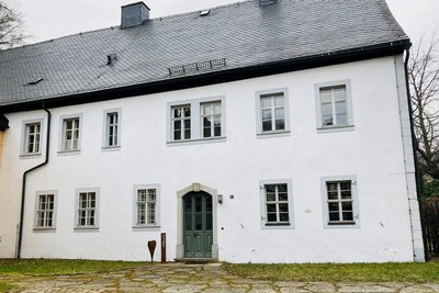 In diesem Haus im Herrenhof Erlahammer befinden sich zwei Ferienwohnungen.