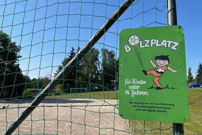 Der Bolzplatz unterhalb des Häuersteigs neben dem großen Garagenkomplex an der Karl-Kegel-Straße in Freiberg ist beliebt. Er ist nicht abgeschlossen.