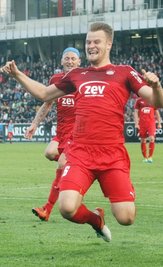 Sebastian Mai (vorn) jubelt über seinen Treffer zum 1:1.