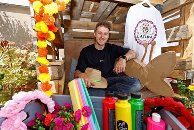 Robert Joos mit Materialien, die beim mexikanischen Fest zu Himmelfahrt zum Einsatz kommen.