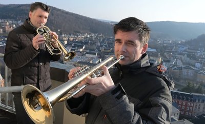 Jochen Oesterreich (hinten) und Markus Lange (vorn) vom Posaunenchor der Evangelisch-lutherischen Kirchgemeinde Aue-Zelle haben am Samstag auf dem Kirchturm der Friedenskirche geblasen. 