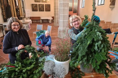 Sabine Lohmann, Ilka Stern und Susane Mayer (v.l.) beim Basteln von Weihnachtsbäumen für den Adventsmarkt. Die Bäume können am Ende gekauft werden.