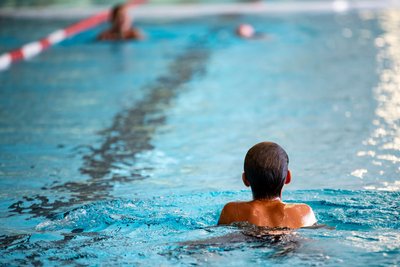 Erst wenn man richtig schwimmen kann, darf man wie dieser Junge ins tiefe Wasserbecken.