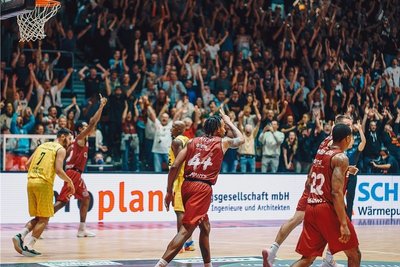 Darion Atkins (Nummer 44), der hier einen verwandelten Drei-Punkte-Wurf von Isiaha Mike (hinten links) feiert, sorgte mit seinem verwandelten Korbleger drei Sekunden vor dem Ende dafür, dass das Dach der Messe davonflog. 3700 begeisterte Fans feierten den 79:78-Sieg der Niners Chemnitz gegen die EWE Baskets Oldenburg.