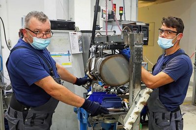 Wolfgang Sodal (links) und Sebastian Trogisch-Hennig bei der Endkontrolle der Konverter zur Abgasbehandlung für Traktoren.