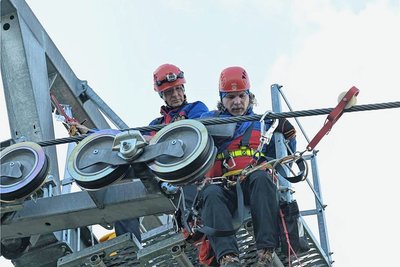 Die Bergwacht Johanngeorgenstadt hat in Eibenstock die Rettung aus der Sesselbahn trainiert, im Bild Ulrich Hänel (l.) und Tilo Hammer. Foto: Ralf Wendland