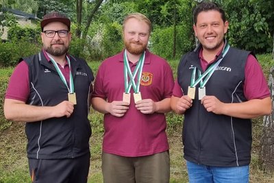 Frank Eberlein, Yannic Grießbach und Aron Fläschendräger (von links) holten erneut Gold nach Oelsnitz.