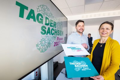 Plauens Sachsentag-Stabsleiter Lars Krämer und Katja Schmidt von der Plauener Arge zeigen das neue Logo.